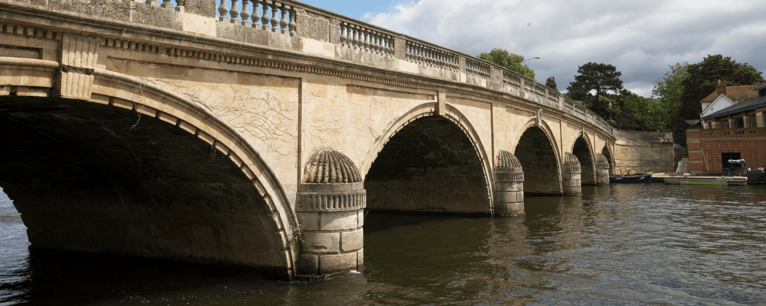 the stone bridge in henly running over the river thames